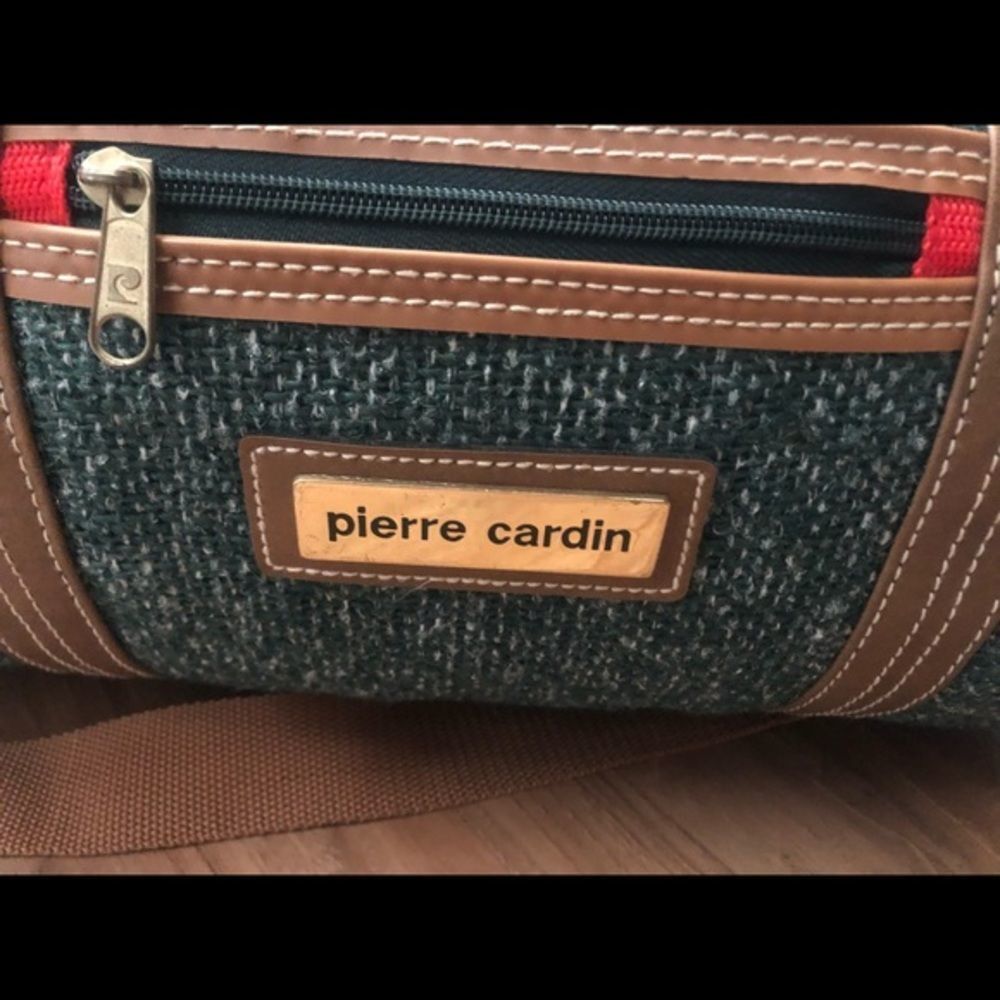 VINTAGE PIERRE CARDIN CARRY ON LUGGAGE BAG GREEN WITH STRAPS.